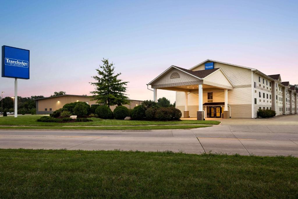 Travelodge by Wyndham Clinton Valley West Court photo 1