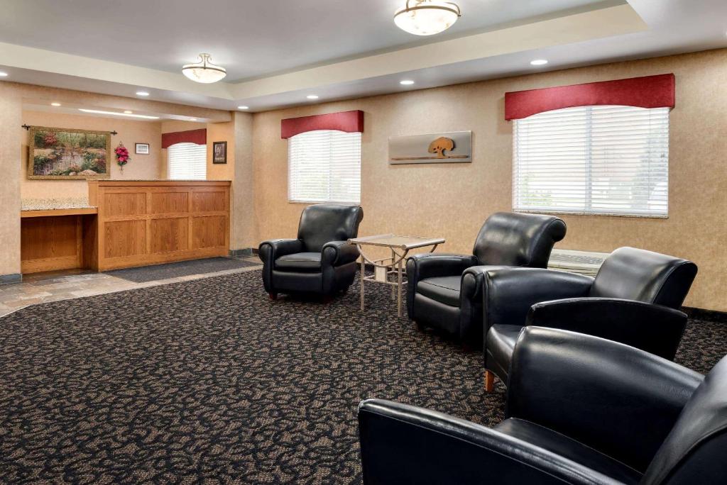 Travelodge by Wyndham Clinton Valley West Court photo 2
