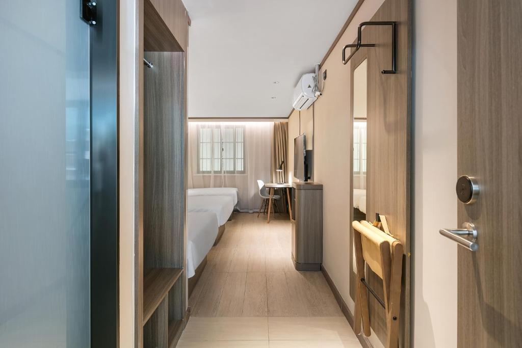 Трехместный (Mainland Chinese Citizens - Basic Triple Room), Hanting Express Hangzhou Wulin Square East