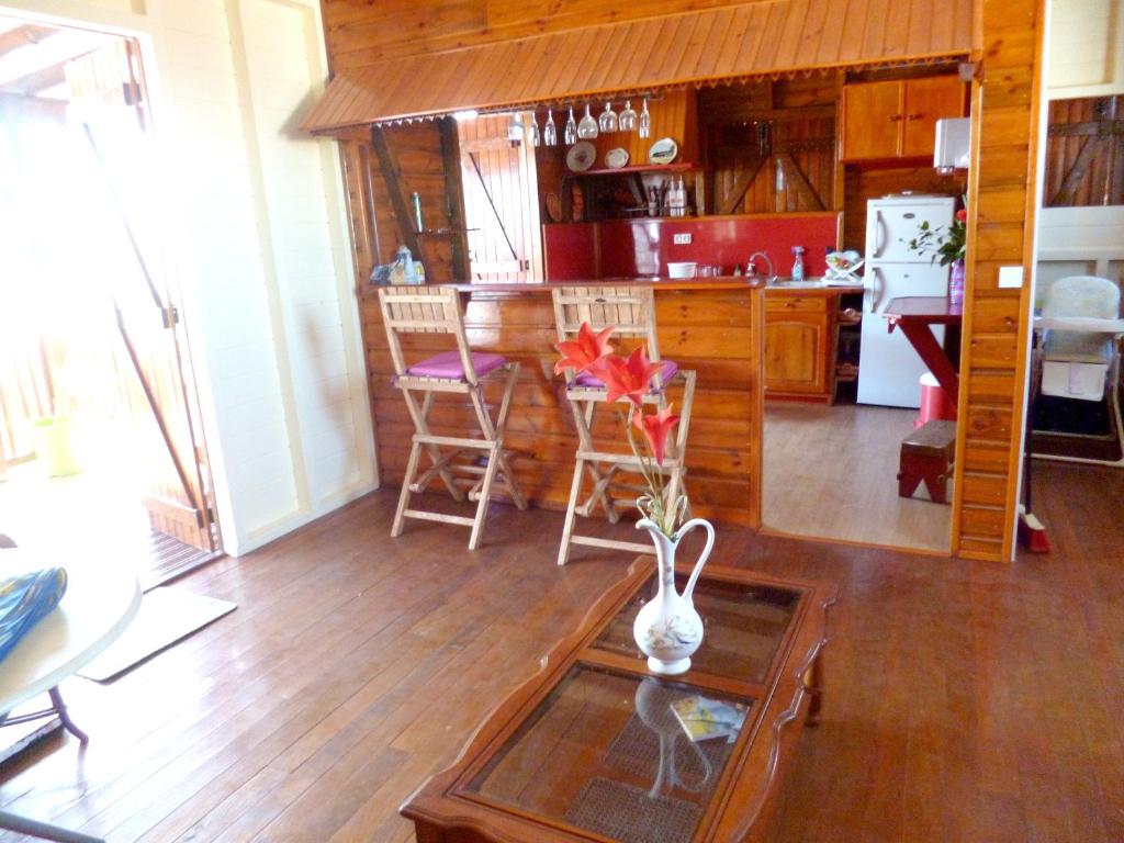 Chalet d'une chambre avec terrasse amenagee et wifi a Le Moule a 3 km de la plage photo 1