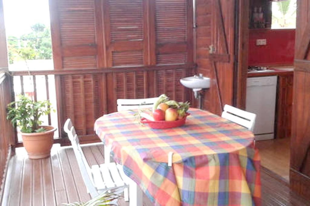 Chalet d'une chambre avec terrasse amenagee et wifi a Le Moule a 3 km de la plage photo 3