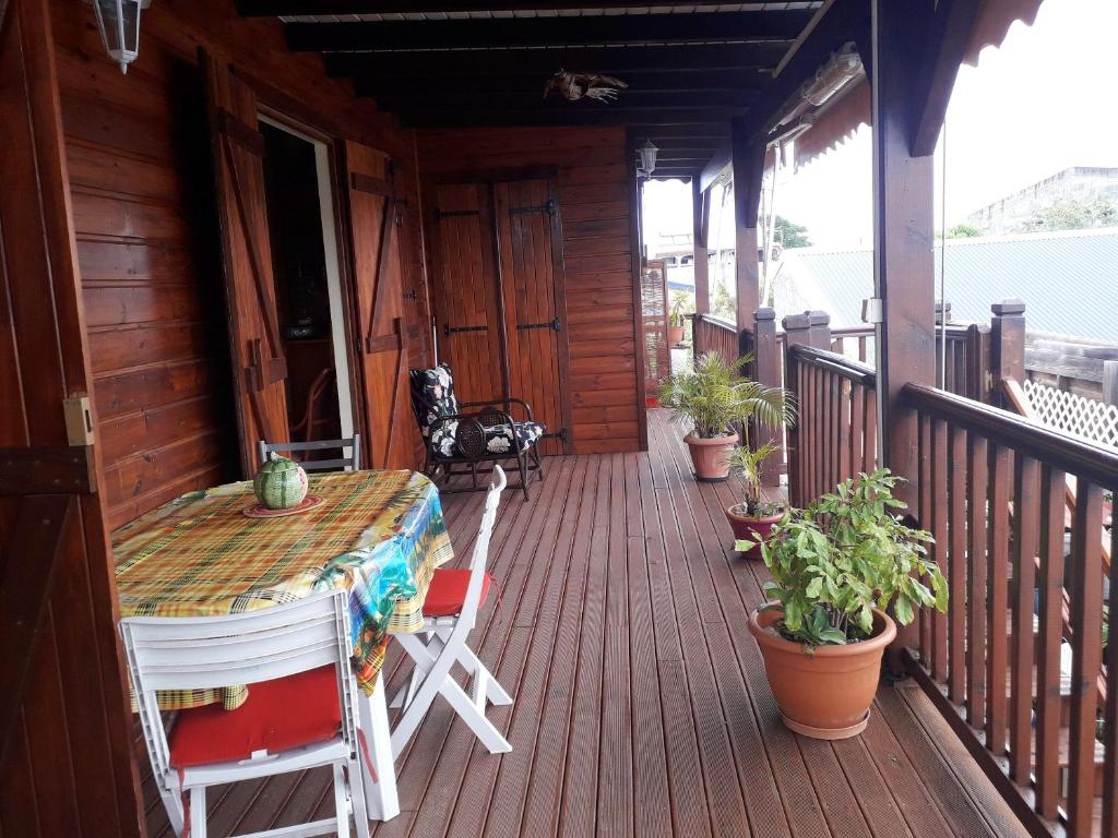 Chalet d'une chambre avec terrasse amenagee et wifi a Le Moule a 3 km de la plage photo 2