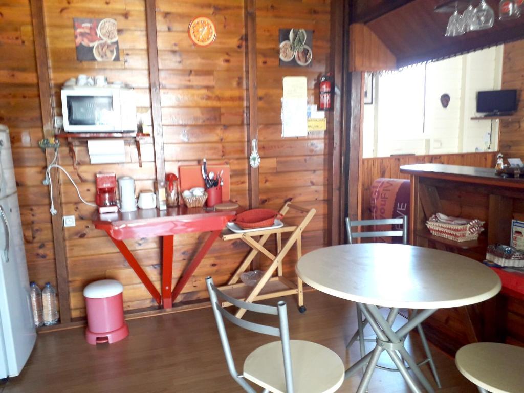 Chalet d'une chambre avec terrasse amenagee et wifi a Le Moule a 3 km de la plage photo 4