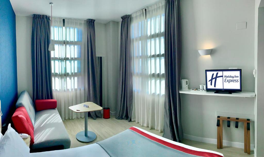 Holiday Inn Express Ciudad de las Ciencias, an IHG Hotel photo 1