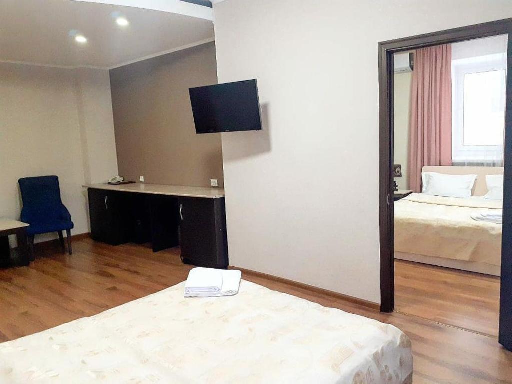 City Hotel photo 2