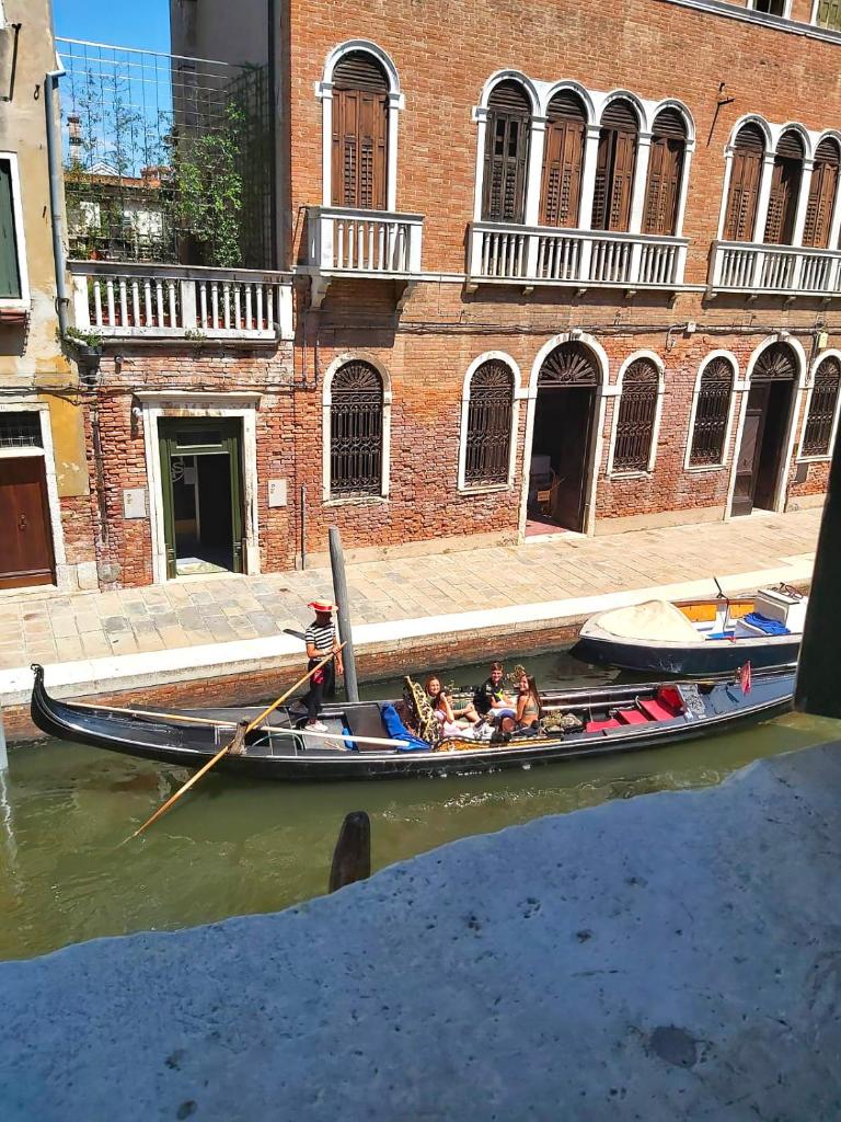 GORGEOUS VENETIAN APARTMENT WITH CANAL VIEW - Tap to explore photos