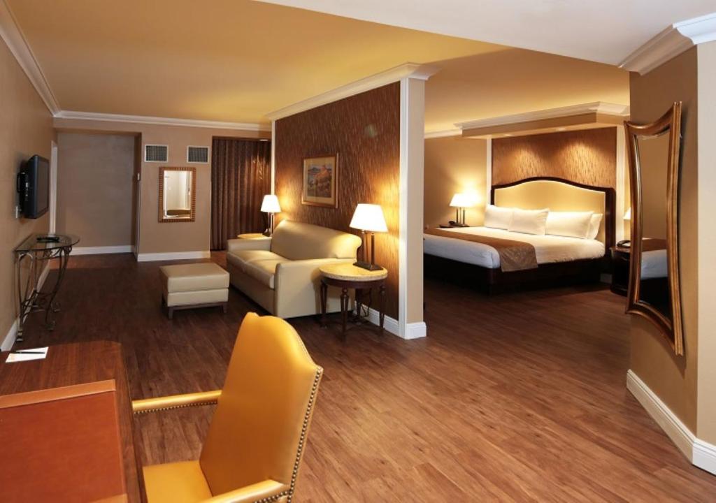 Сьюит (Люкс с кроватью размера «king-size»), South Point Hotel Casino-Spa
