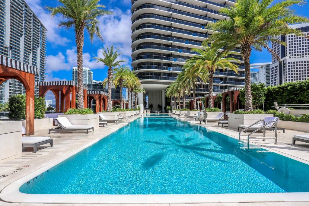 Aluna Lux Suites at SLS Lux Brickell Building image