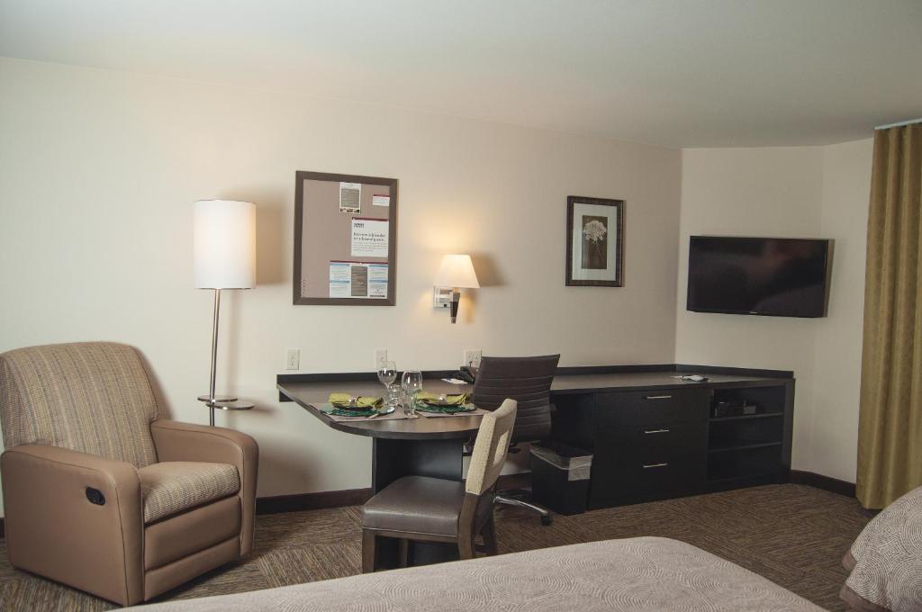 Candlewood Suites Fort Collins, an IHG Hotel photo 3