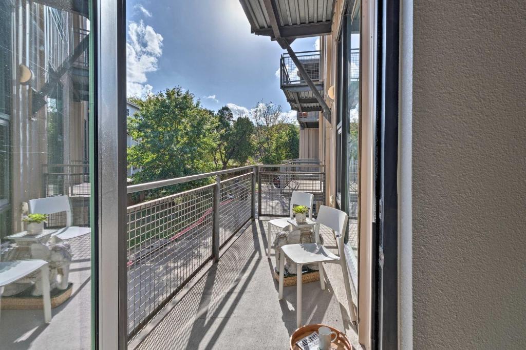 Lively Urban Escape with Private Patio in SoLA! photo 2