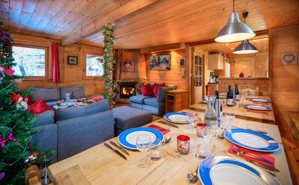 Chalet Côté Cœur, La Tania, with Outdoor Hot Tub and 7 Ensuite Rooms photo 4