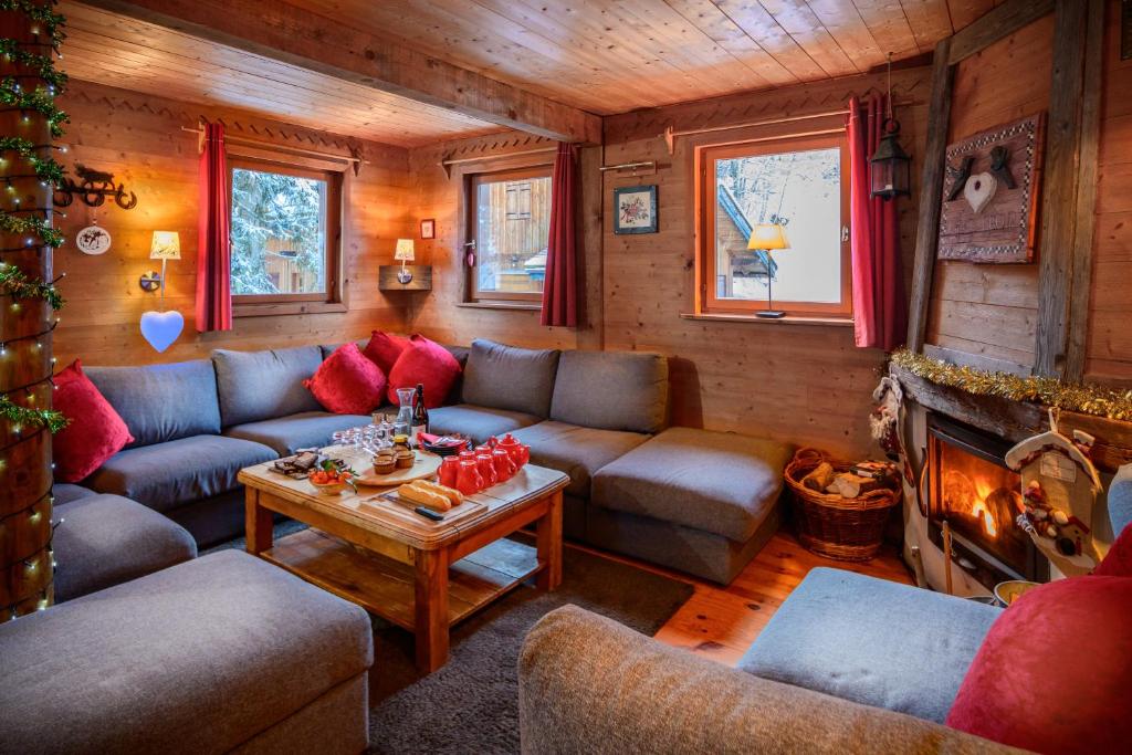 Chalet Côté Cœur, La Tania, with Outdoor Hot Tub and 7 Ensuite Rooms photo 2