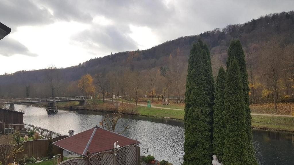 Cafe Altmühl, Ferienwohnungen Gästehaus Krimhilde direkt am Wasser photo 1