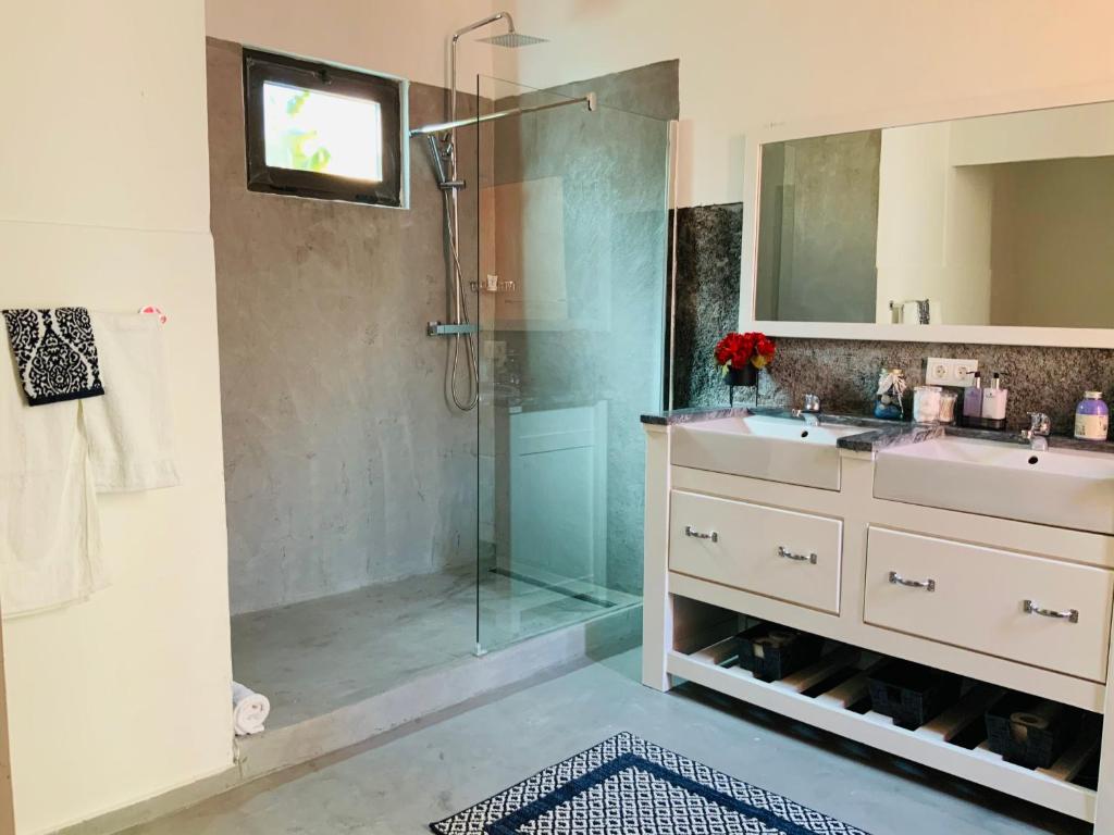 Techas City Center Luxurious Suite photo 4