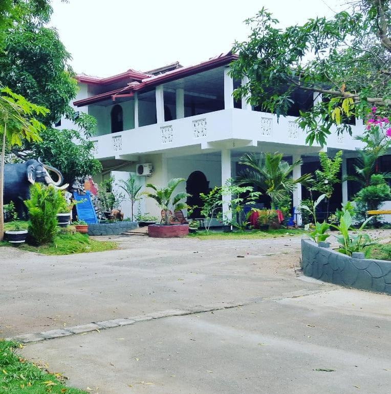 Tharuka Rest Inn Hotel photo 1