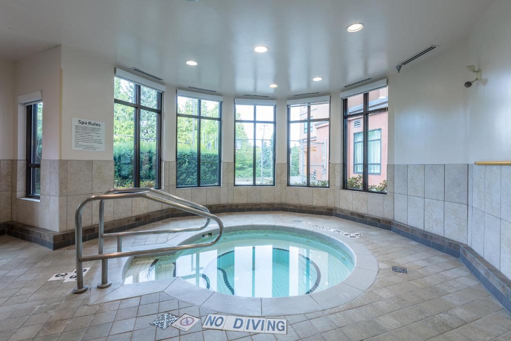 Holiday Inn Express & Suites Riverport Richmond, an IHG Hotel photo 3