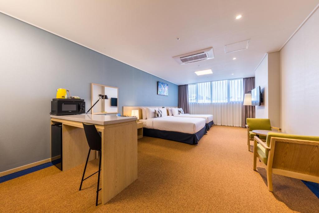 Days Hotel & Suites by Wyndham Incheon Airport photo 2