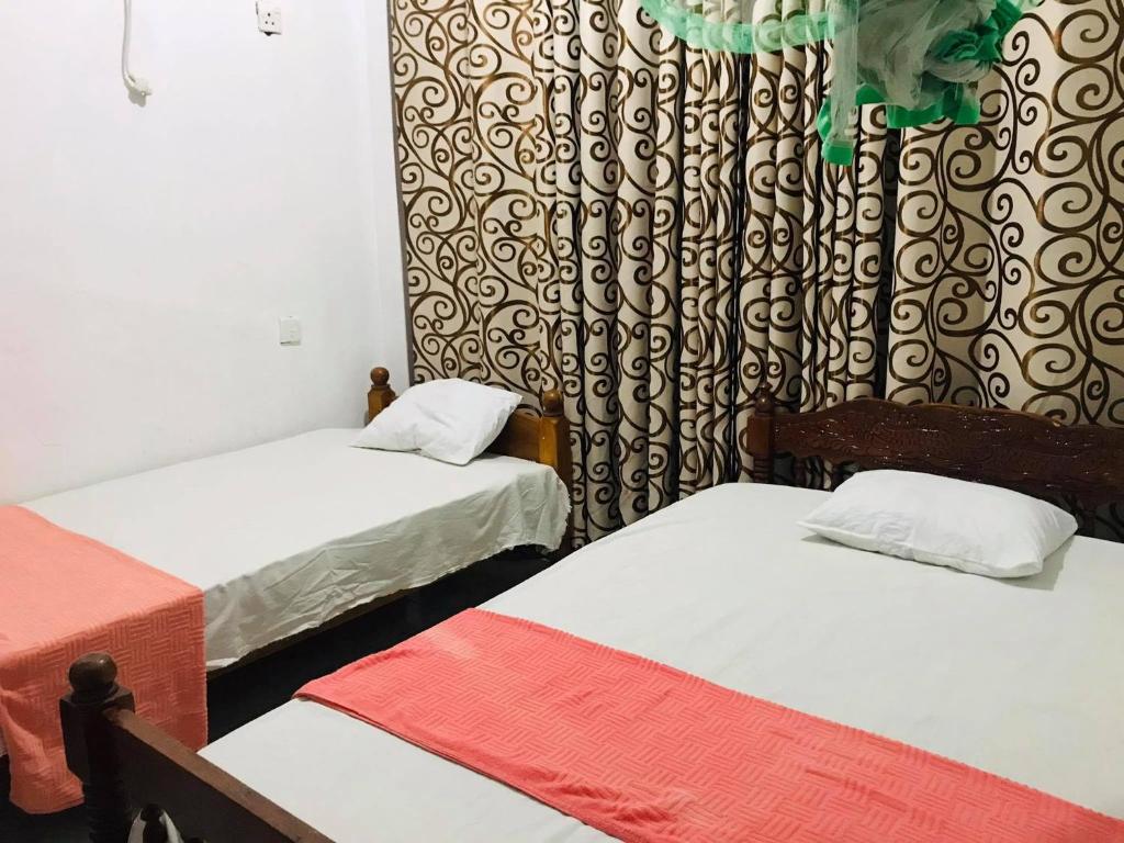 Tharuka Rest Inn Hotel photo 4