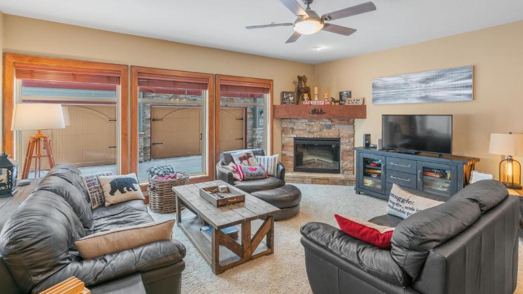 I Spy - Cozy Pet Friendly, Ski In Ski Out Condo with Private Hot Tub photo 3