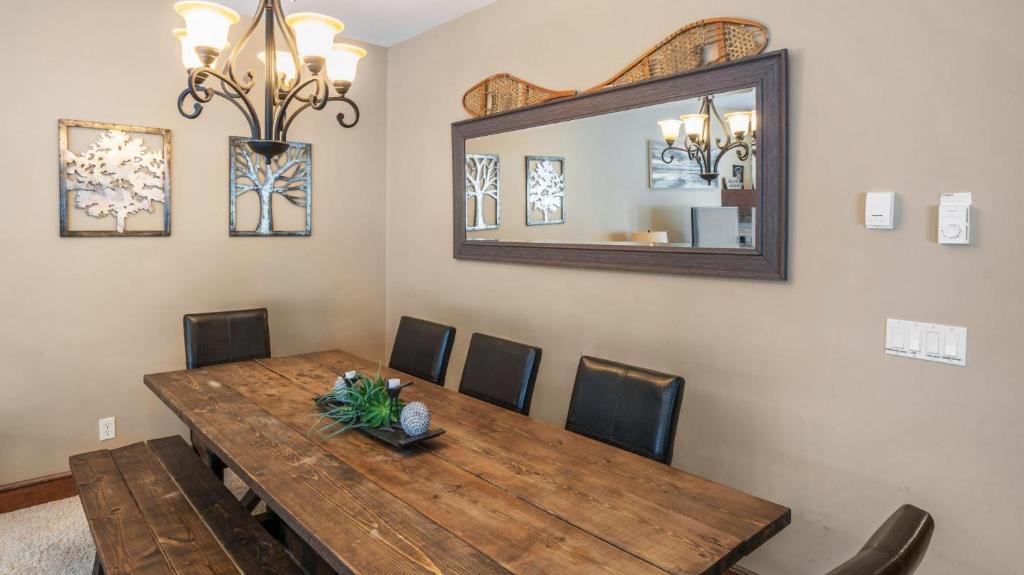 I Spy - Cozy Pet Friendly, Ski In Ski Out Condo with Private Hot Tub photo 4