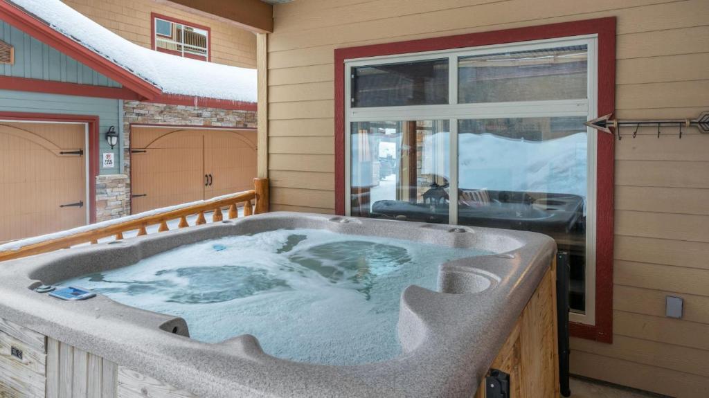 I Spy - Cozy Pet Friendly, Ski In Ski Out Condo with Private Hot Tub photo 2