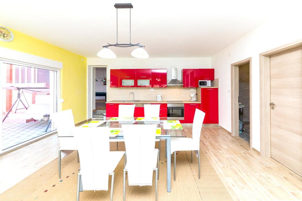 4 bedrooms villa with sea view private pool and enclosed garden at Okrug Gornji photo 2