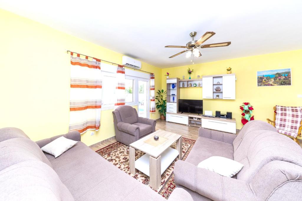 4 bedrooms villa with sea view private pool and enclosed garden at Okrug Gornji photo 4