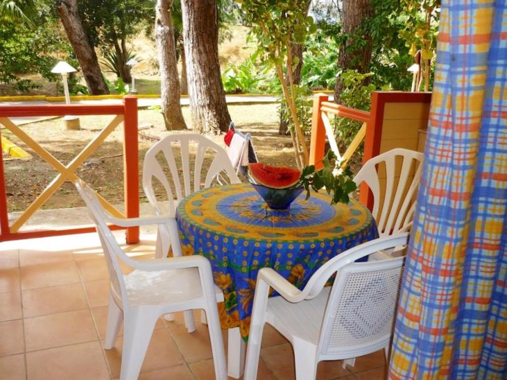 Studio a Sainte Anne a 500 m de la plage avec piscine privee jardin clos et wifi photo 1