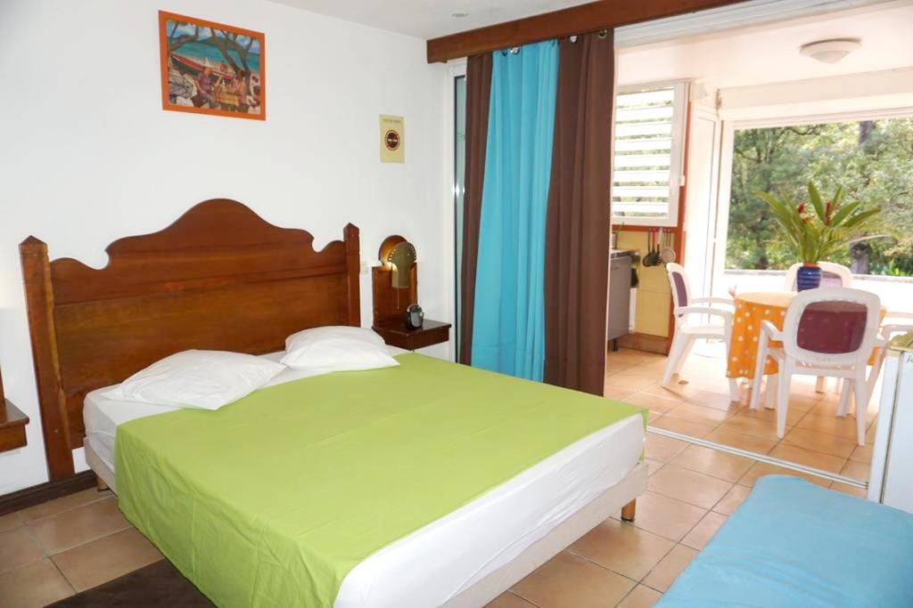 Studio a Sainte Anne a 500 m de la plage avec piscine privee jardin clos et wifi photo 3