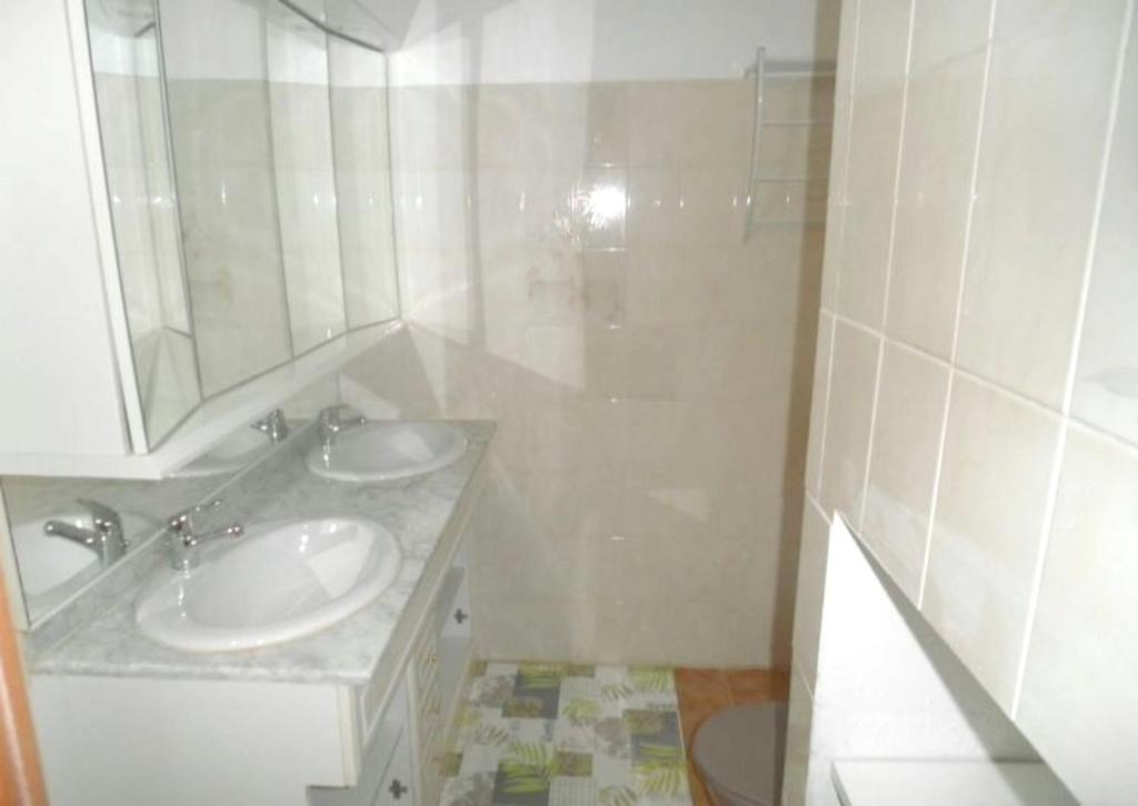 Appartement d'une chambre avec vue sur la mer jardin clos et wifi a Schoelcher a 2 km de la plage photo 4