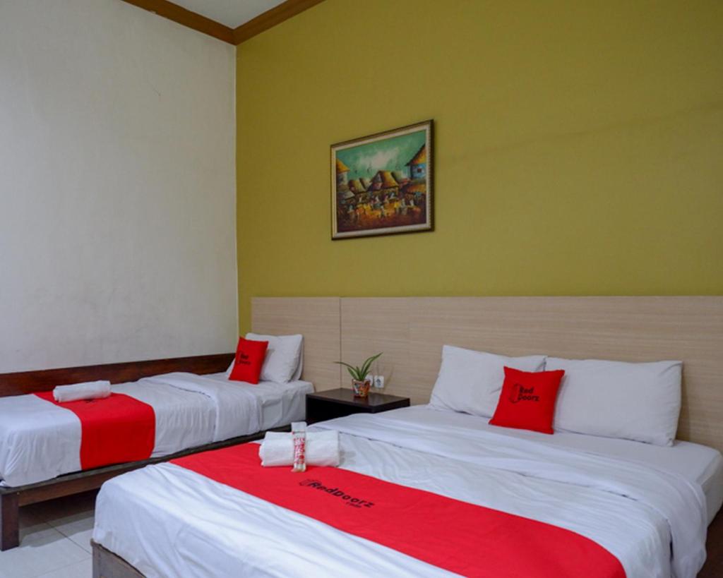 RedDoorz Plus @ Hotel Asih UNY Room Type - Family Room