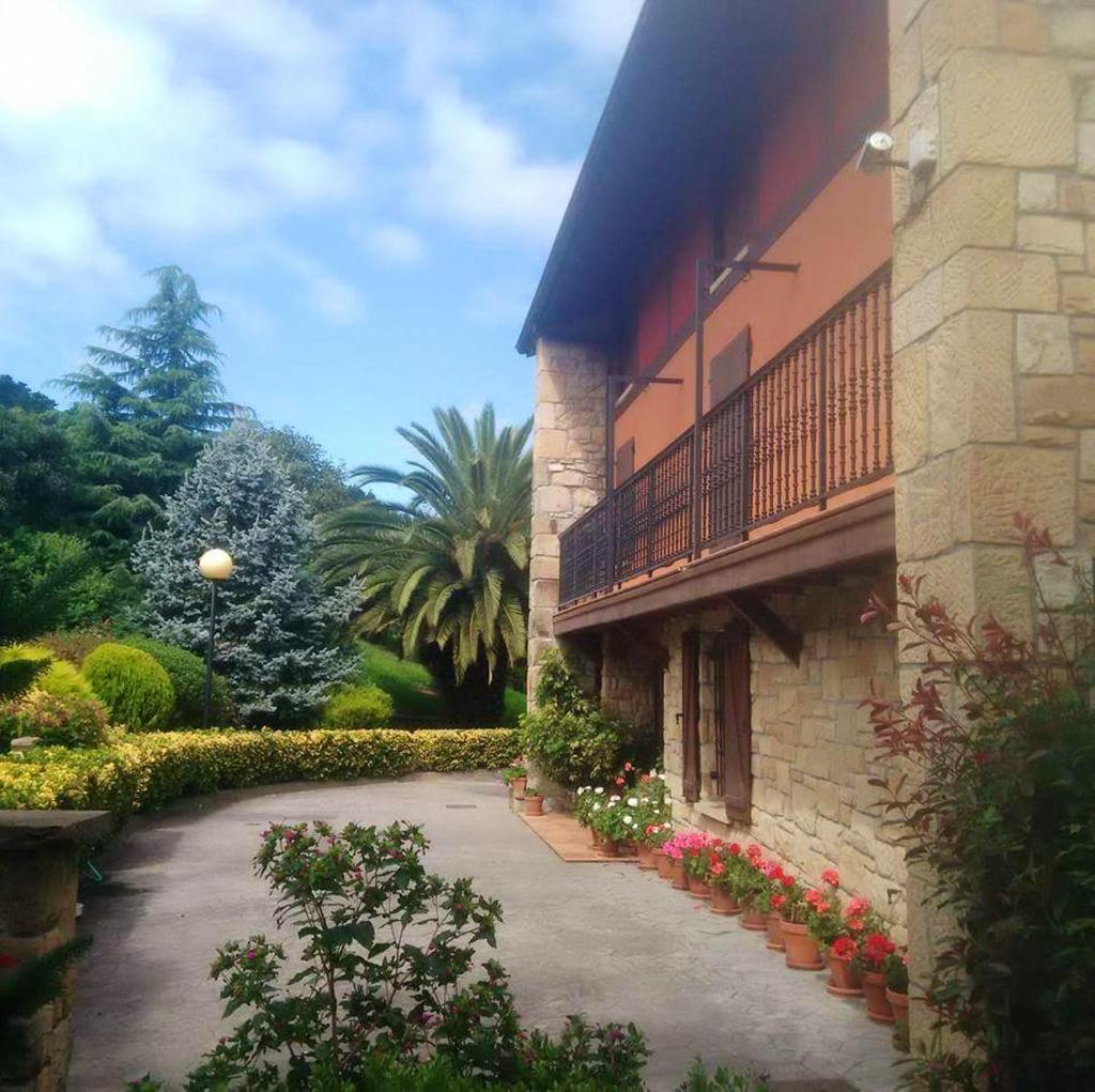 7 bedrooms house with furnished terrace and wifi at Gamiz Fica