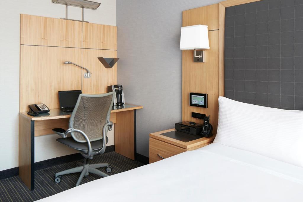 Двухместный (Небольшой номер с кроватью размера «queen-size»), Club Quarters Hotel World Trade Center