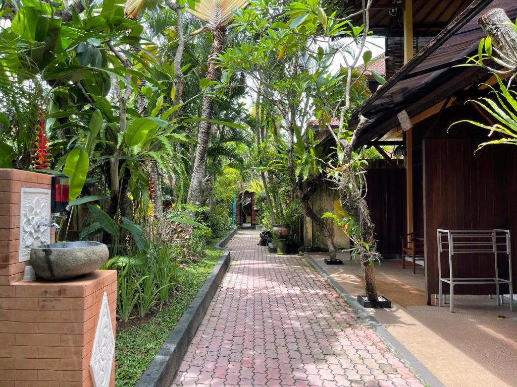 De Puspa Residence Seminyak - Tap to explore photos