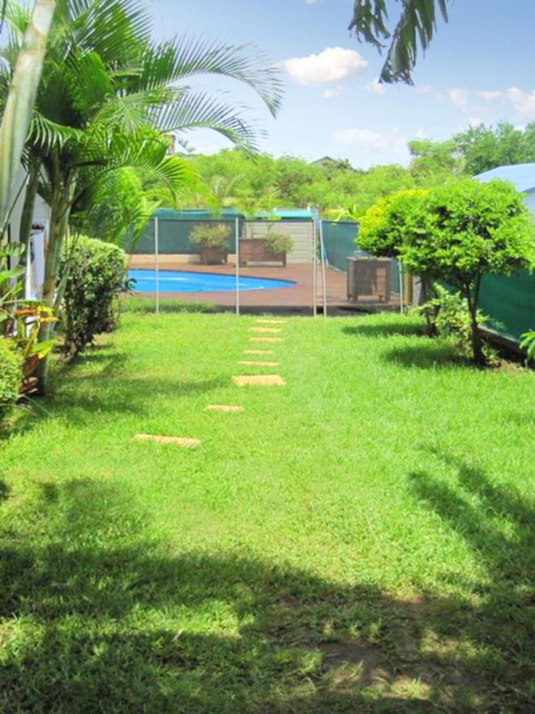 Studio a Saint Leu a 500 m de la plage avec vue sur la mer piscine partagee et jardin clos photo 1