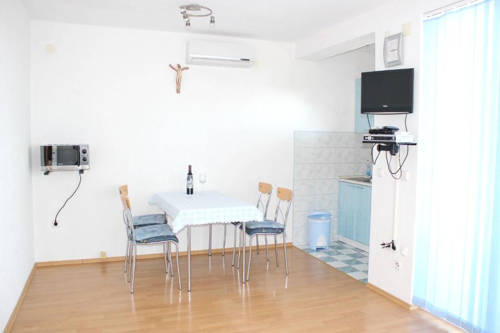 2 bedrooms appartement at Zecevo Rogoznicko 50 m away from the beach with wifi photo 2