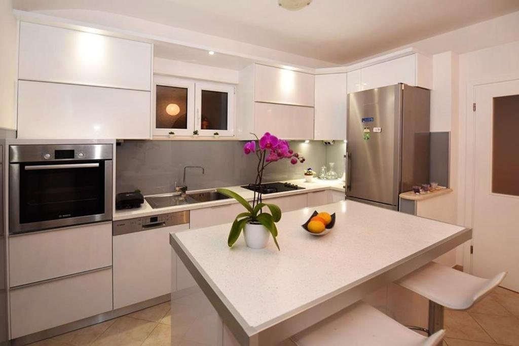 4 bedrooms villa with sea view private pool and enclosed garden at Solin 5 km away from the beach photo 3