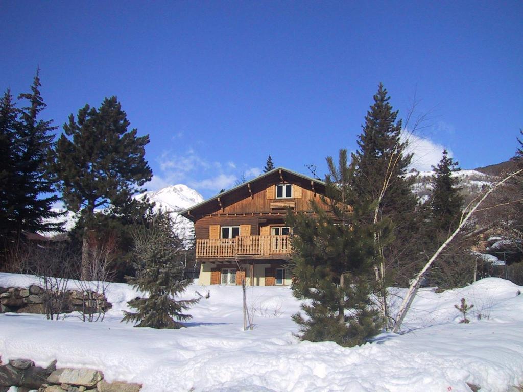Chalet de 4 chambres a Saint Chaffrey a 400 m des pistes avec terrasse amenagee et wifi photo 4