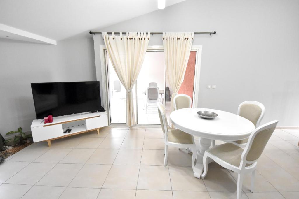 Maison de 2 chambres avec piscine partagee sauna et terrasse amenagee a Sainte Anne a 5 km de la plage photo 1