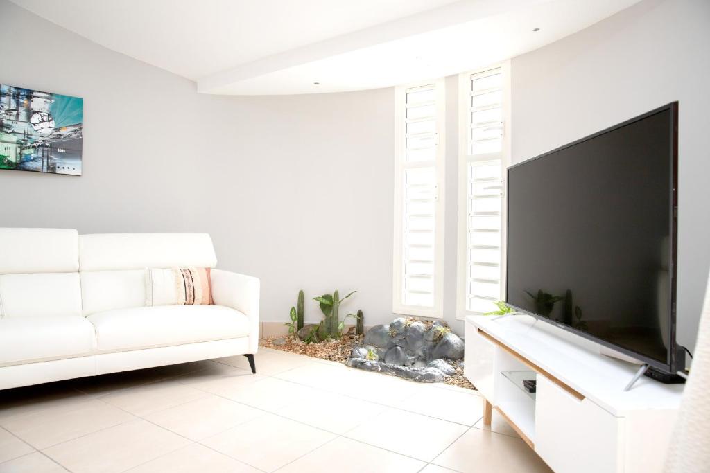 Maison de 2 chambres avec piscine partagee sauna et terrasse amenagee a Sainte Anne a 5 km de la plage photo 2