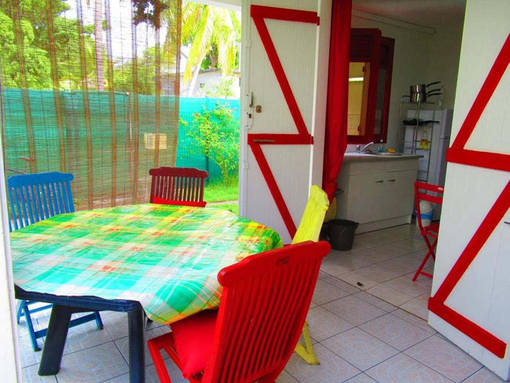 Studio avec jardin clos et wifi a Sainte Anne photo 3