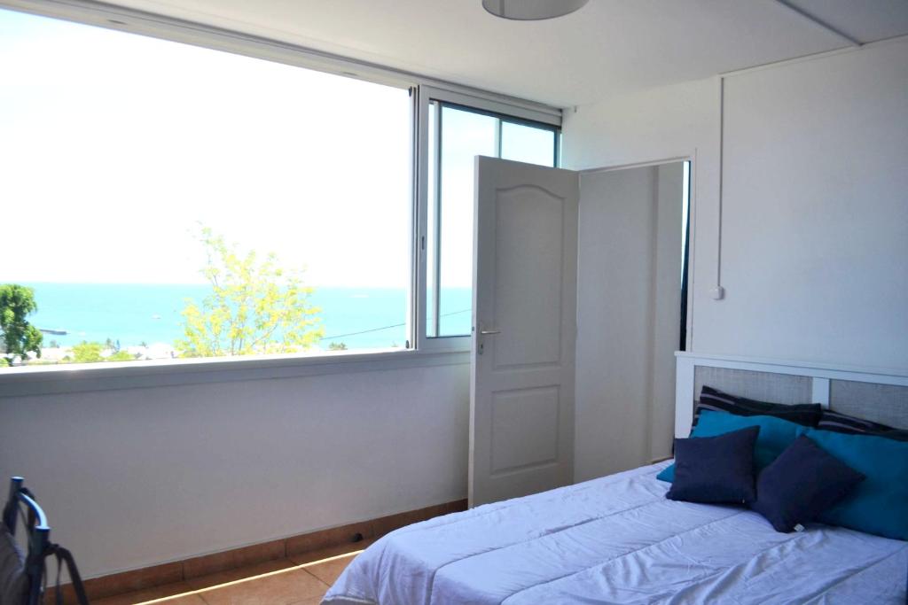 Appartement de 2 chambres avec vue sur la mer terrasse amenagee et wifi a Saint Gilles les Bains a 1 km de la plage photo 1