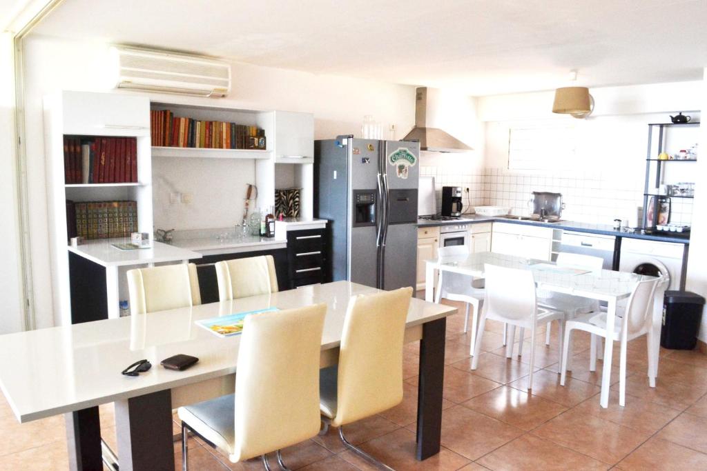 Appartement de 2 chambres avec vue sur la mer terrasse amenagee et wifi a Saint Gilles les Bains a 1 km de la plage photo 3