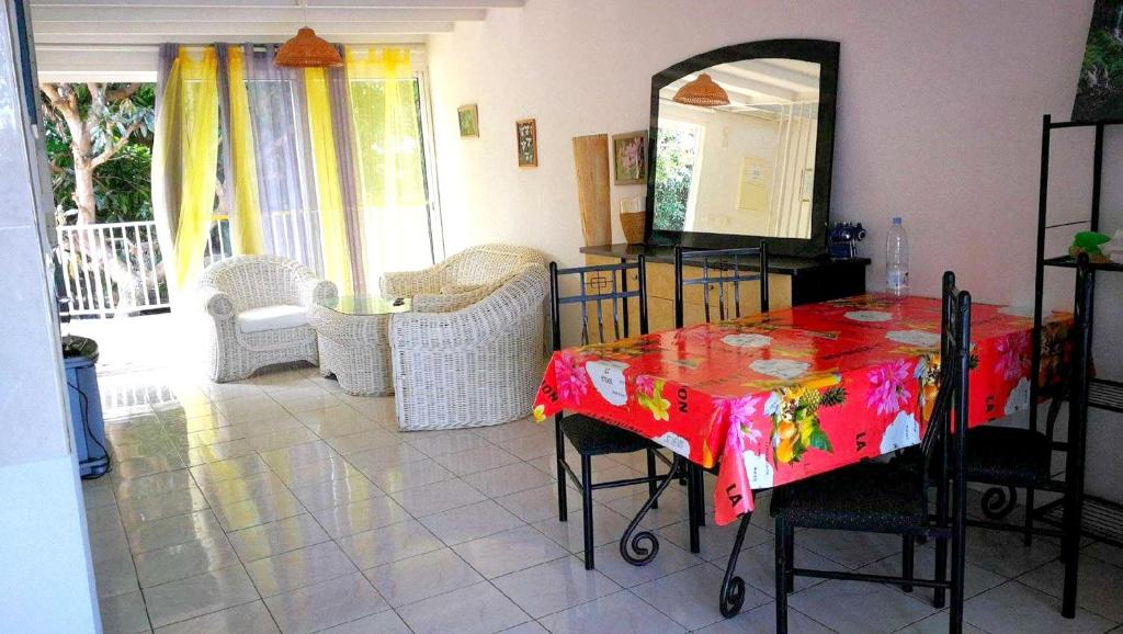 Appartement de 2 chambres avec vue sur la mer piscine partagee et terrasse amenagee a Saint Paul a 7 km de la plage photo 1