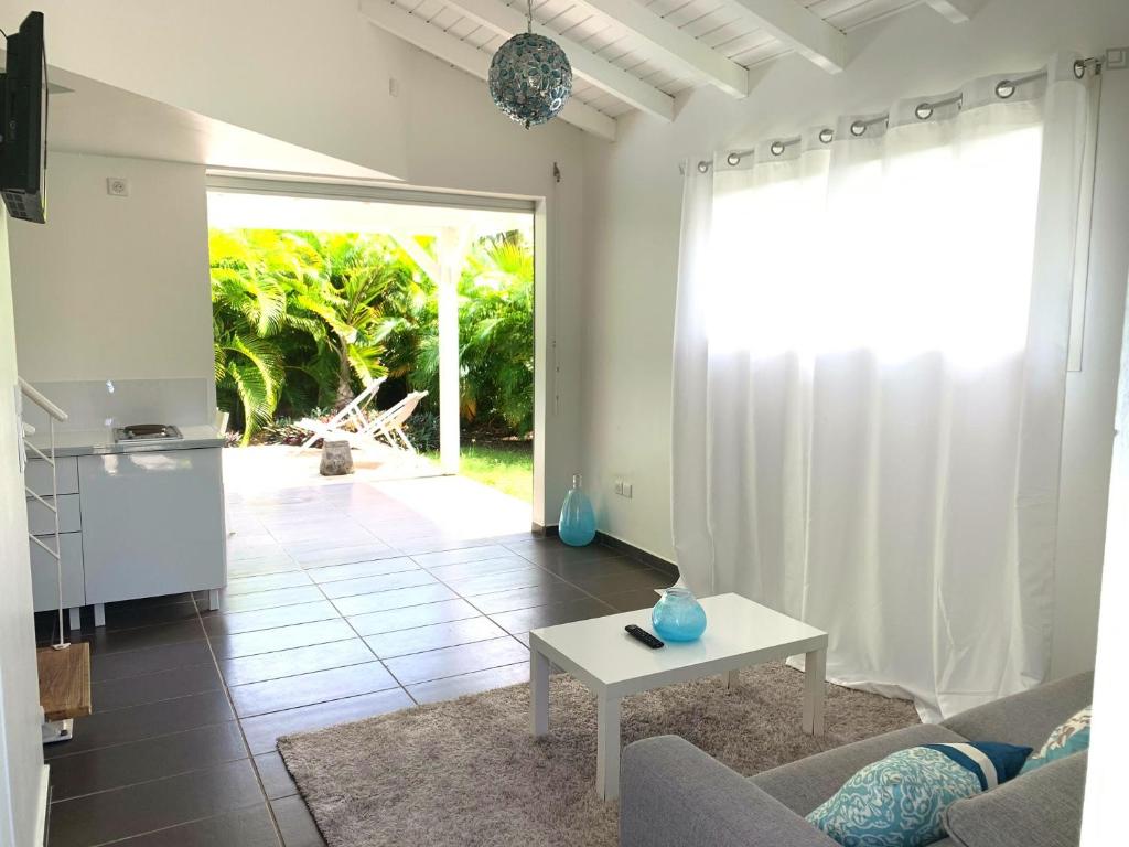 Appartement d'une chambre a Le Moule a 200 m de la plage avec piscine privee terrasse amenagee et wifi photo 2