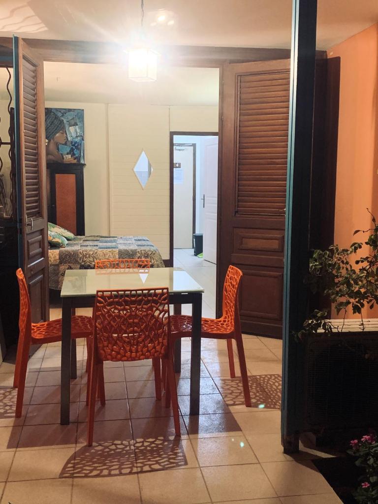 Studio a Sainte Anne a 600 m de la plage avec piscine partagee terrasse amenagee et wifi photo 3