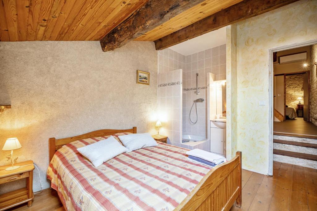 Maison de 6 chambres avec piscine privee jardin amenage et wifi a Thenac photo 2