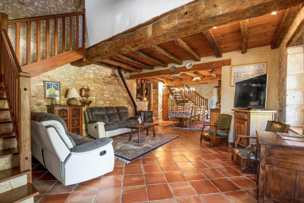 Maison de 6 chambres avec piscine privee jardin amenage et wifi a Thenac photo 1