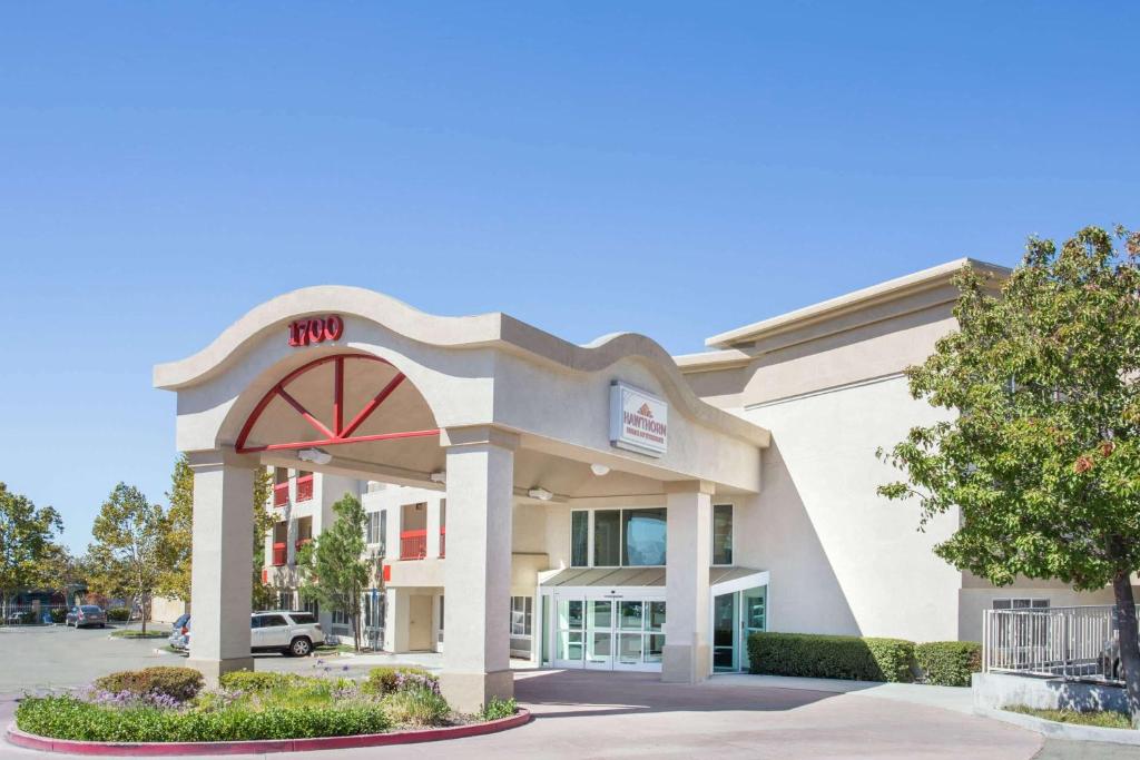 Hawthorn Suites by Wyndham Livermore Wine Country image