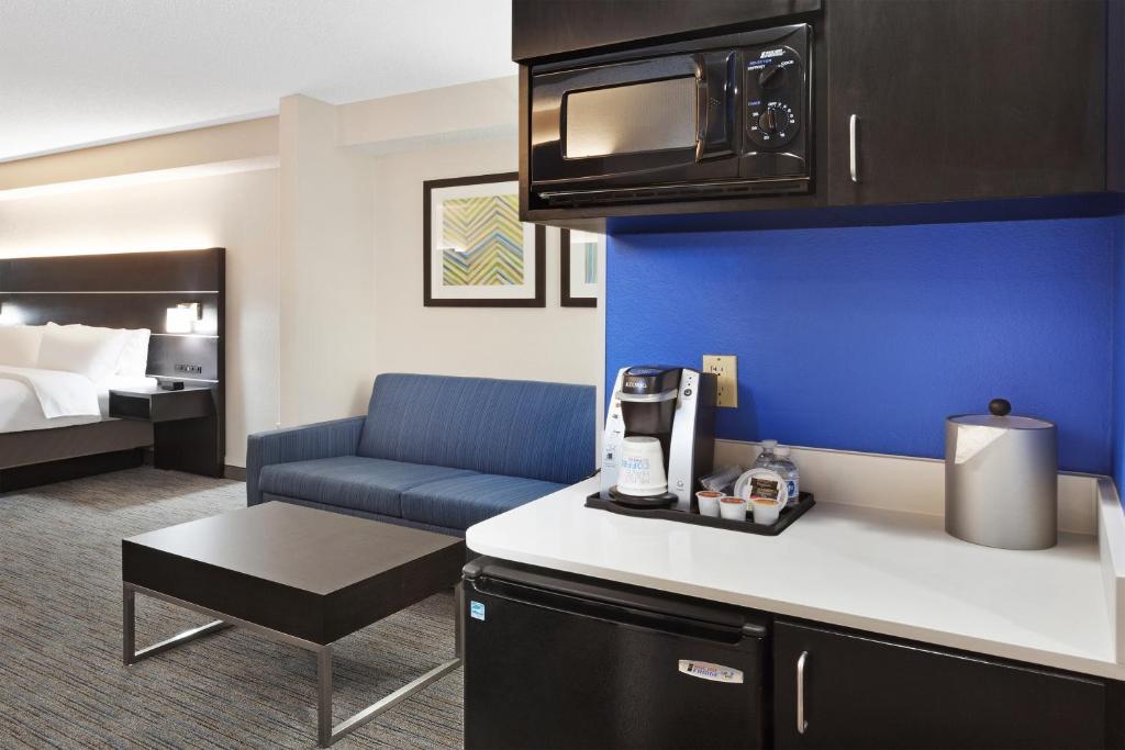 Holiday Inn Express & Suites Culpeper, an IHG Hotel photo 2